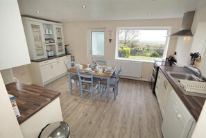 Oven, dishwasher, cookware/dishes/utensils - 4 Bed in Gower (oc-hh45) (Pilton Rhossili)
