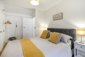 2 bedrooms, iron/ironing board, travel crib, WiFi (free) - 2 Bed in Newchapel (oc-c34717) (Clydau)