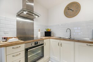 Oven, dishwasher, highchair, cookware/dishes/utensils - 2 Bed in Newchapel (oc-c34717) (Clydau)