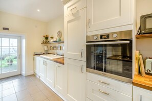 Microwave, oven, dishwasher, high chair - 3 Bed in Dunbar (oc-k34653) (Dunbar)