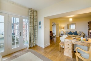 TV, fireplace - 3 Bed in Dunbar (oc-k34653) (Dunbar)
