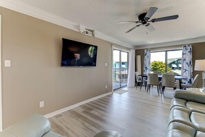 Smart TV - Ocean Views, Balcony, Pool,  STEPS to Beach Restaurants Shops (Wrightsville Beach)