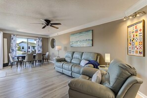 Smart TV - Ocean Views, Balcony, Pool,  STEPS to Beach Restaurants Shops (Wrightsville Beach)