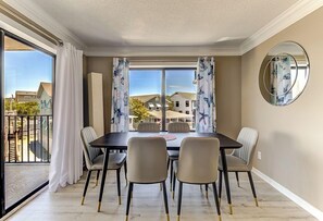 Dining - Ocean Views, Balcony, Pool,  STEPS to Beach Restaurants Shops (Wrightsville Beach)