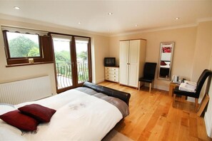 Iron/ironing board, travel cot, free WiFi, bed sheets - 5 Bed in Mumbles (oc-hh296) (Newton)