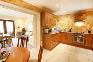 Microwave, oven, dishwasher, high chair - 5 Bed in Mumbles (oc-hh296) (Newton)