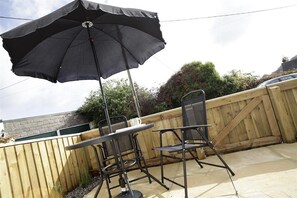 Outdoor dining - 3 Bed in Swansea (oc-hh405) (Llanmadoc)