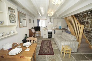 TV, fireplace - 3 Bed in Swansea (oc-hh405) (Llanmadoc)