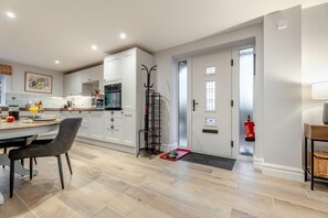Oven, dishwasher, high chair, cookware/dishes/utensils - 2 Bed in Alnwick (oc-e34719) (Alnwick)