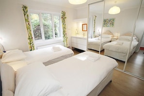 Iron/ironing board, free WiFi, bed sheets - 3 Bed in Mumbles (oc-hh19) (The Mumbles)