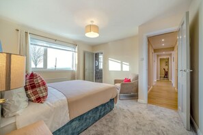 Iron/ironing board, travel cot, free WiFi, bed sheets - 3 Bed in Dalrymple (oc-m34448) (Dalrymple)