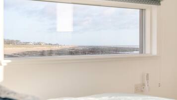 1 bedroom, iron/ironing board, WiFi (free), bed sheets