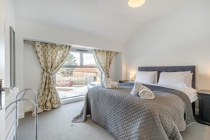 Bügeleisen/Bügelbrett, Reisekinderbett, kostenloses WLAN, Bettwäsche