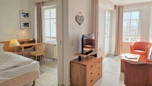Living room - Ferienwohnung mit Balkon und Fitnessbereich in Sellin (Sellin)