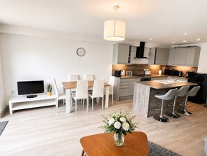 Dining - Burnaleen Cottage: 1 | Scenic Edge, Patio, Parking (Docking)