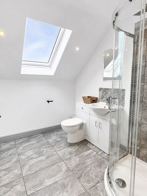 Bathroom - Burnaleen Cottage: 1 | Scenic Edge, Patio, Parking (Docking)