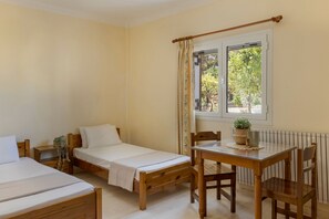 Desk, WiFi (free), bed sheets - Studio for 2 Second Building (Lakithra)