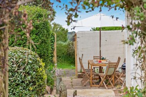 Outdoor dining - 4 Bed in Galmpton (oc-h34756) (South Huish)