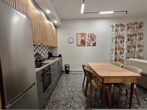 Wasserkocher mit Kaffee-/Teezubehör, Kühlschrank, Ofen, Herdplatte