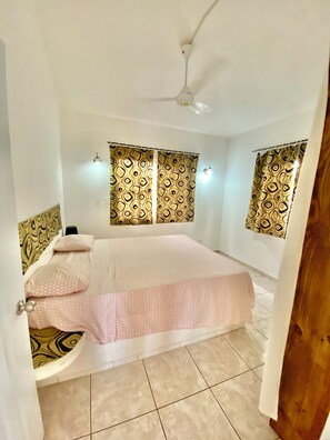 Tabla de planchar con plancha, wifi y ropa de cama