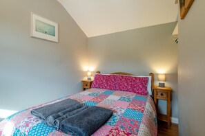 Iron/ironing board, travel cot, bed sheets - 1 Bed in Stowting (oc-s34804) (Stowting)