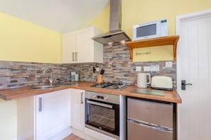 Oven, high chair, cookware/dishes/utensils - 1 Bed in Stowting (oc-s34804) (Stowting)
