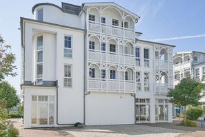 A multi-story building with balconies, large windows, and a symmetrical facade. - Stilvolle Ferienwohnung mit Gemutlichem Balkon in Sellin (Sellin)