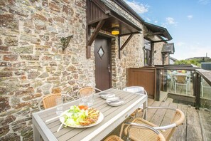 Outdoor dining - 3 Bed in Marhamchurch (oc-b34746) (Marhamchurch)