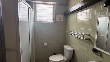 Singola Comfort, 1 letto king | Bagno | Doccia, asciugamani, sapone, shampoo