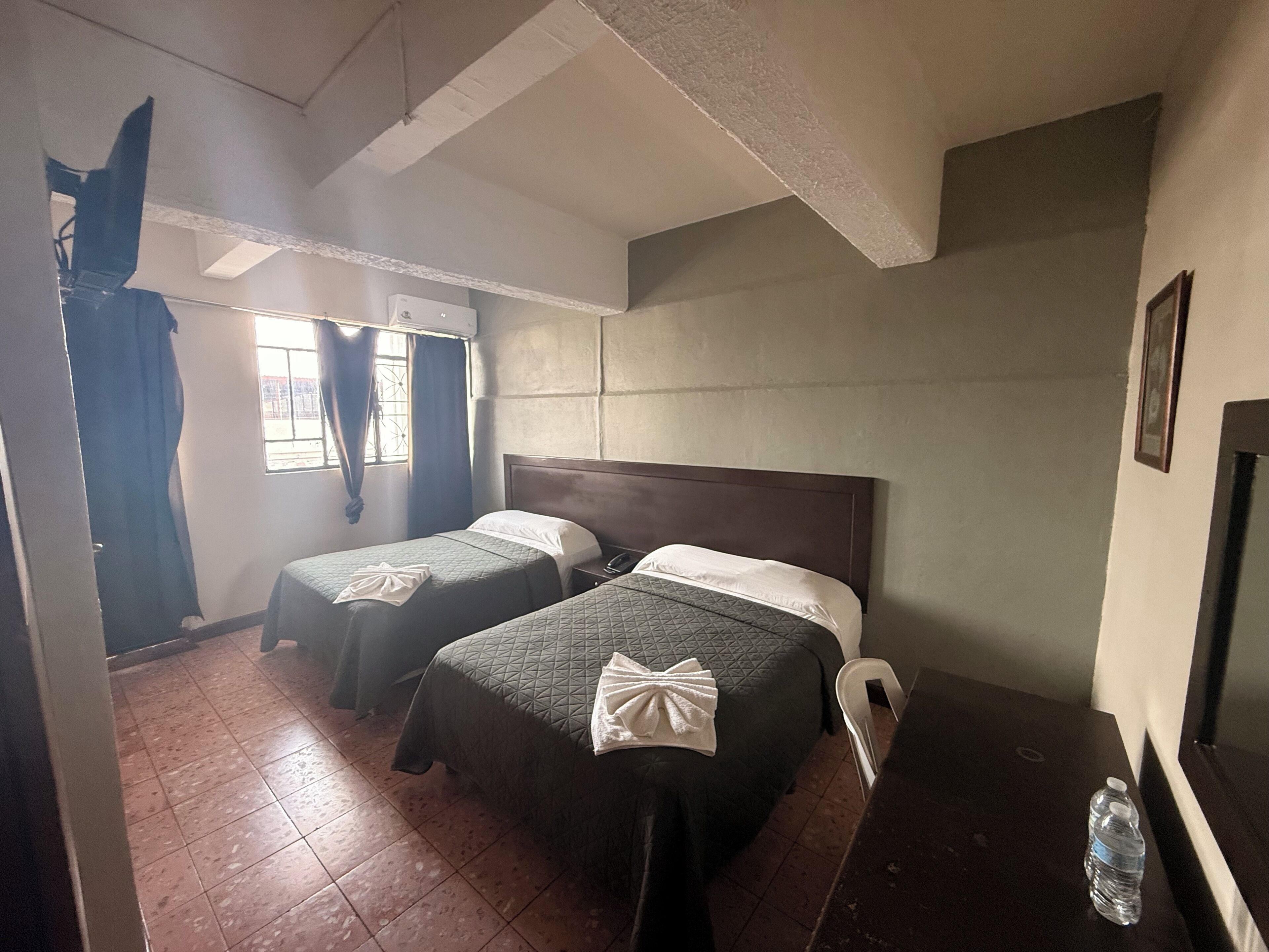 Quarto casal básico | Wi-Fi de cortesia, roupa de cama