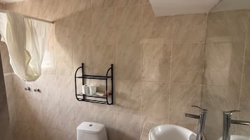 Eenvoudige driepersoonskamer | Badkamer | Een douche, handdoeken, zeep, shampoo