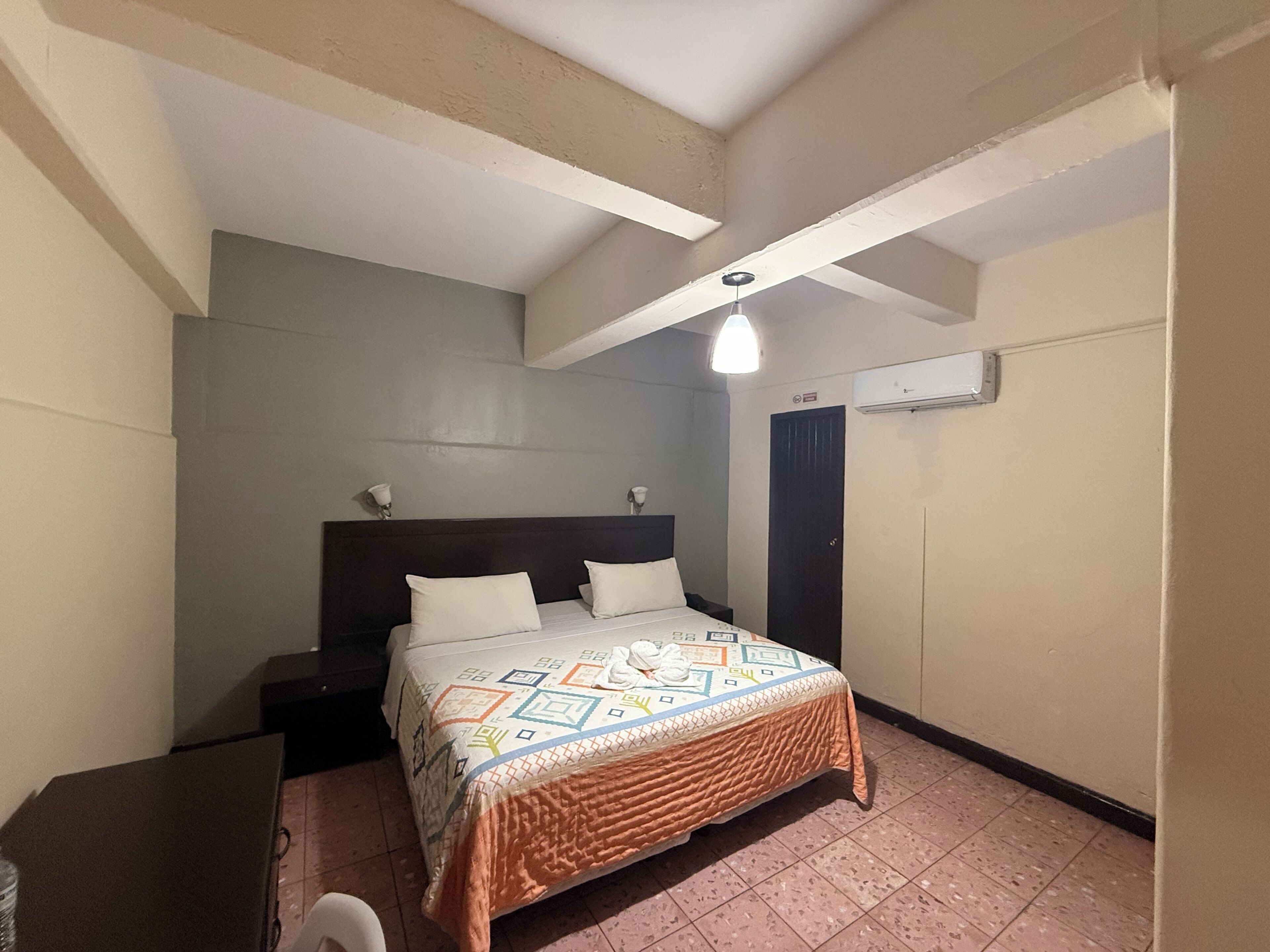 Quarto solteiro conforto, 1 cama King | Wi-Fi de cortesia, roupa de cama