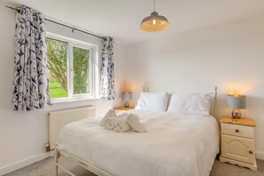 Iron/ironing board, travel cot, free WiFi, bed sheets - 2 Bed in Marhamchurch (oc-t34750) (Marhamchurch)
