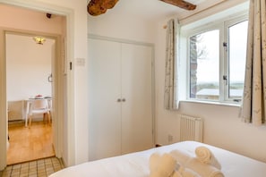 Iron/ironing board, travel cot, free WiFi, bed sheets - 1 Bed in Marhamchurch (oc-s34753) (Marhamchurch)