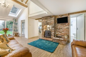 TV - 3 Bed in Stratton Strawless (oc-w34832) (Stratton Strawless)