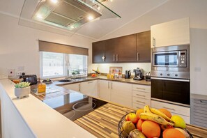 Oven, dishwasher, cookware/dishes/utensils - 2 Bed in Nefyn (oc-r34252) (Nefyn)