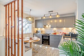 Microwave, oven, cookware/dishes/utensils - 2 Bed in Carbis Bay (oc-h34810) (Longstone)