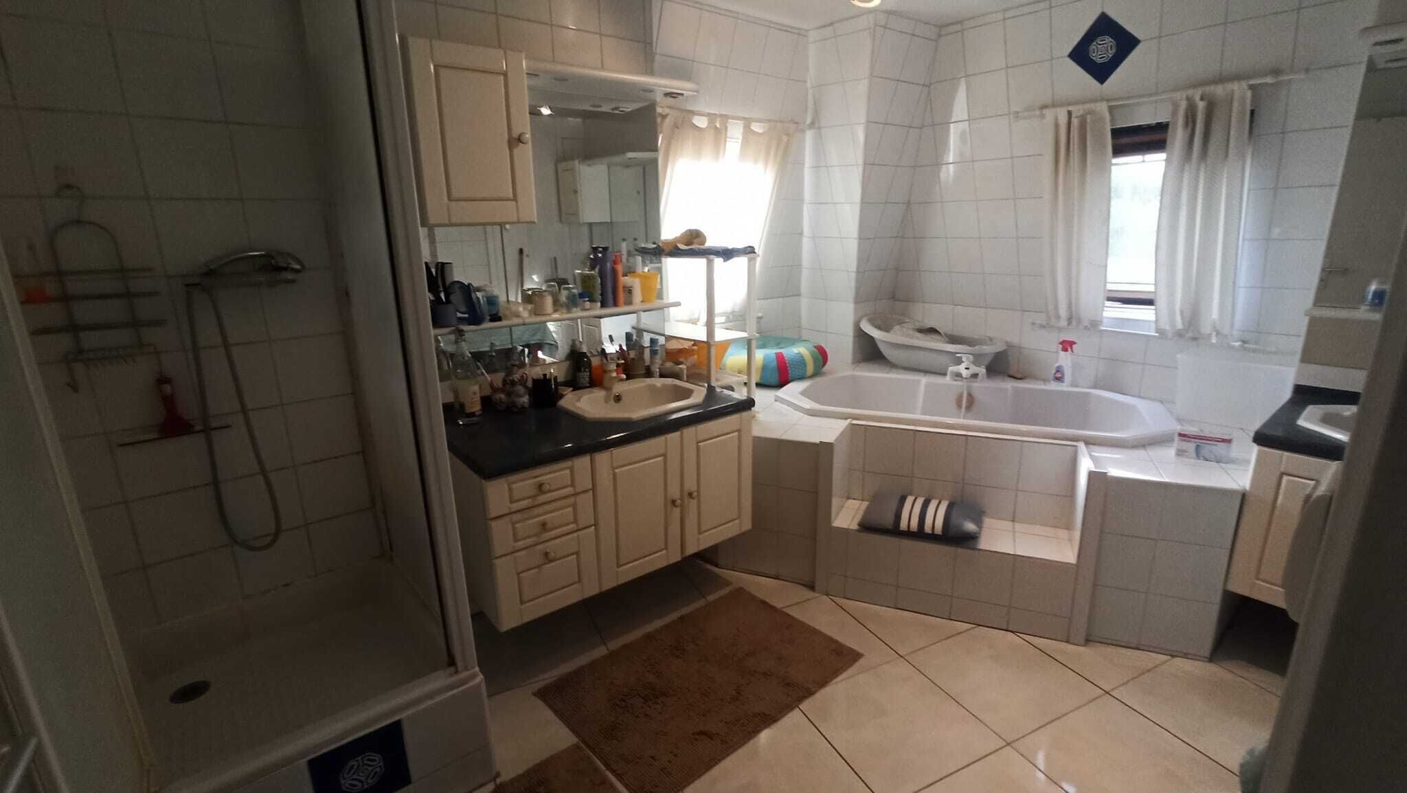 Een douche, een haardroger, handdoeken, zeep
