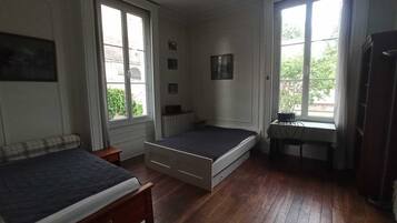 4 slaapkamers, een strijkplank/strijkijzer, internet, beddengoed