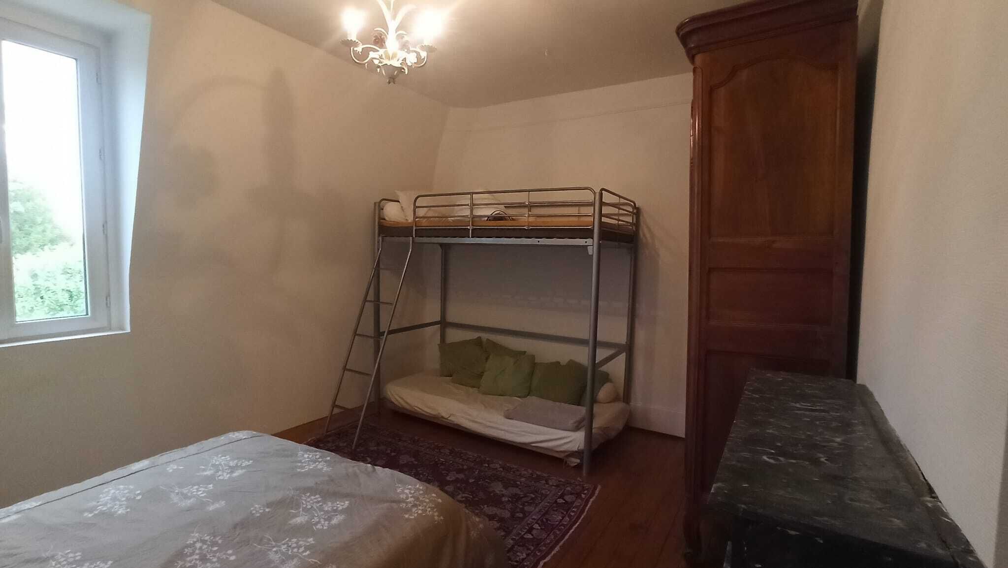 4 bedrooms, iron/ironing board, Internet, bed sheets