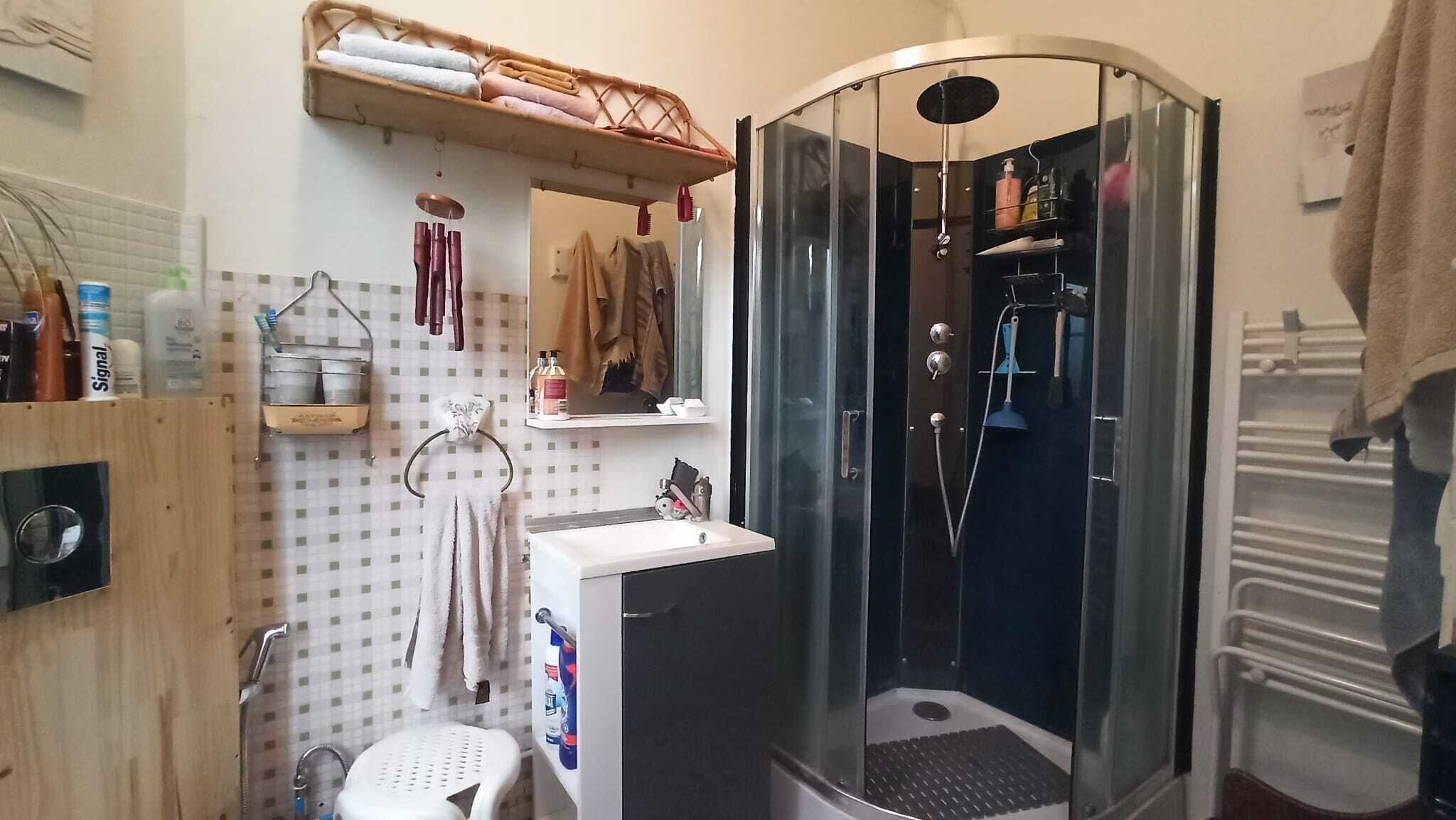 Een douche, een haardroger, handdoeken, zeep