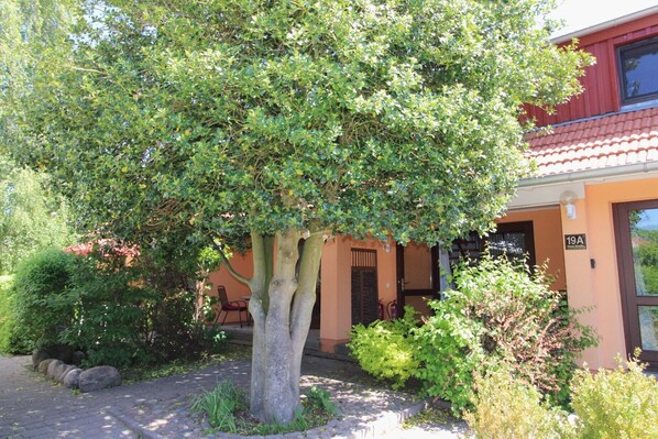 Exterior - Located right in the center of the village, yet in a very quiet spot at the end of a cul-de-sac. (Wustrow)