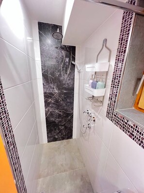 Doccia, asciugacapelli, bidet, asciugamani