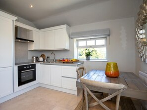 Oven, dishwasher, high chair, cookware/dishes/utensils - 1 Bed in Richmond (oc-82829) (Gilling West)