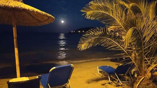 Spacious 2 Bd Seafront Escape in Volos w Patio