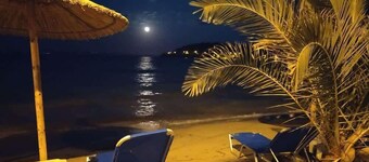 Spacious 2 Bd Seafront Escape in Volos w Patio