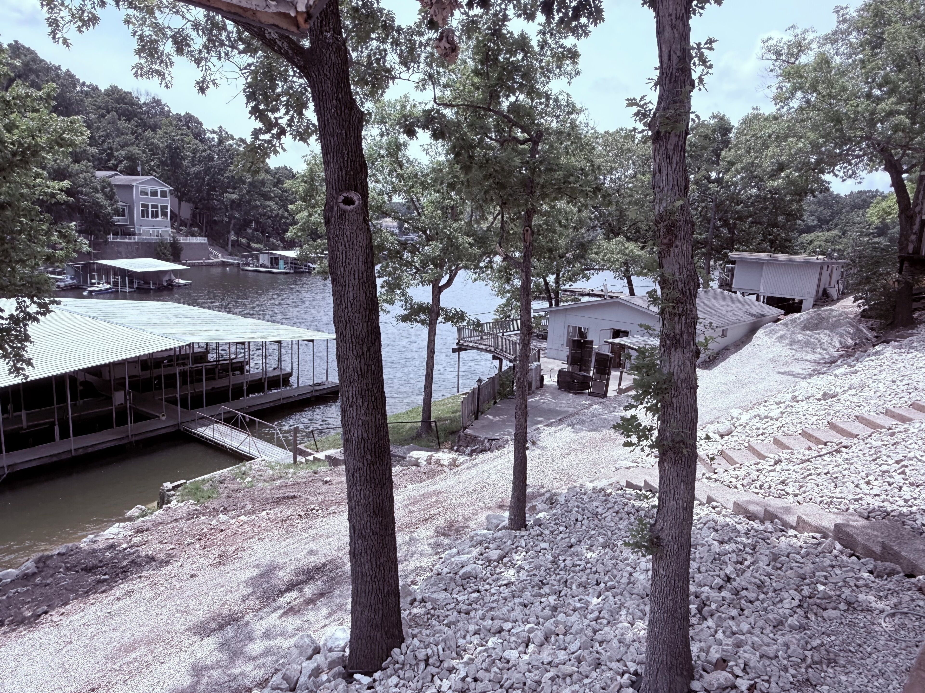 Une propriété au bord du lac, dotée d’un quai, d’un petit bâtiment et d’un grand arbre dont le tronc est creux.