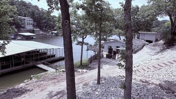 Une propriété au bord du lac, dotée d’un quai, d’un petit bâtiment et d’un grand arbre dont le tronc est creux.