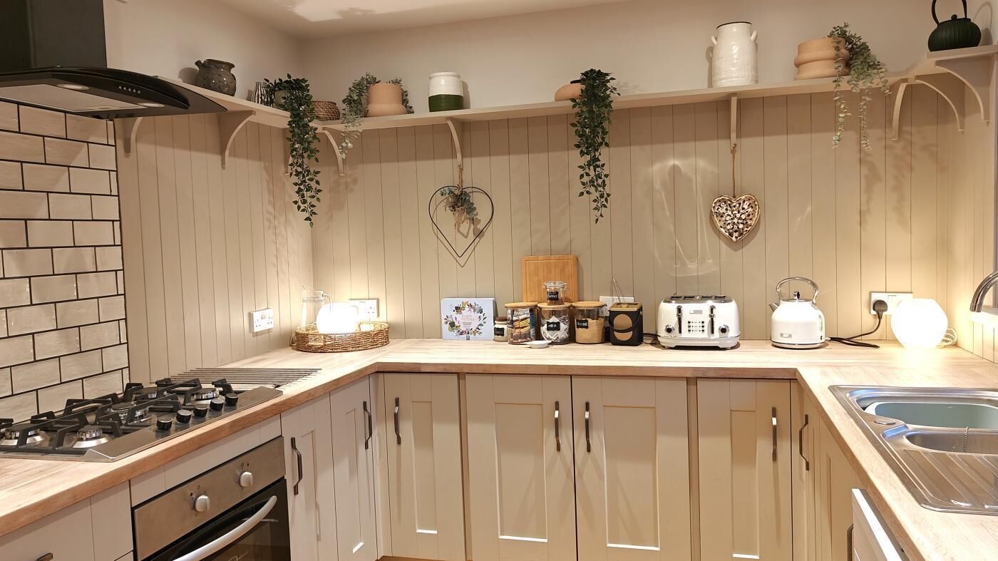 Oven, dishwasher, cookware/dishes/utensils