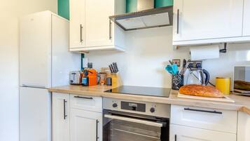 Microwave, oven, dishwasher, cookware/dishes/utensils